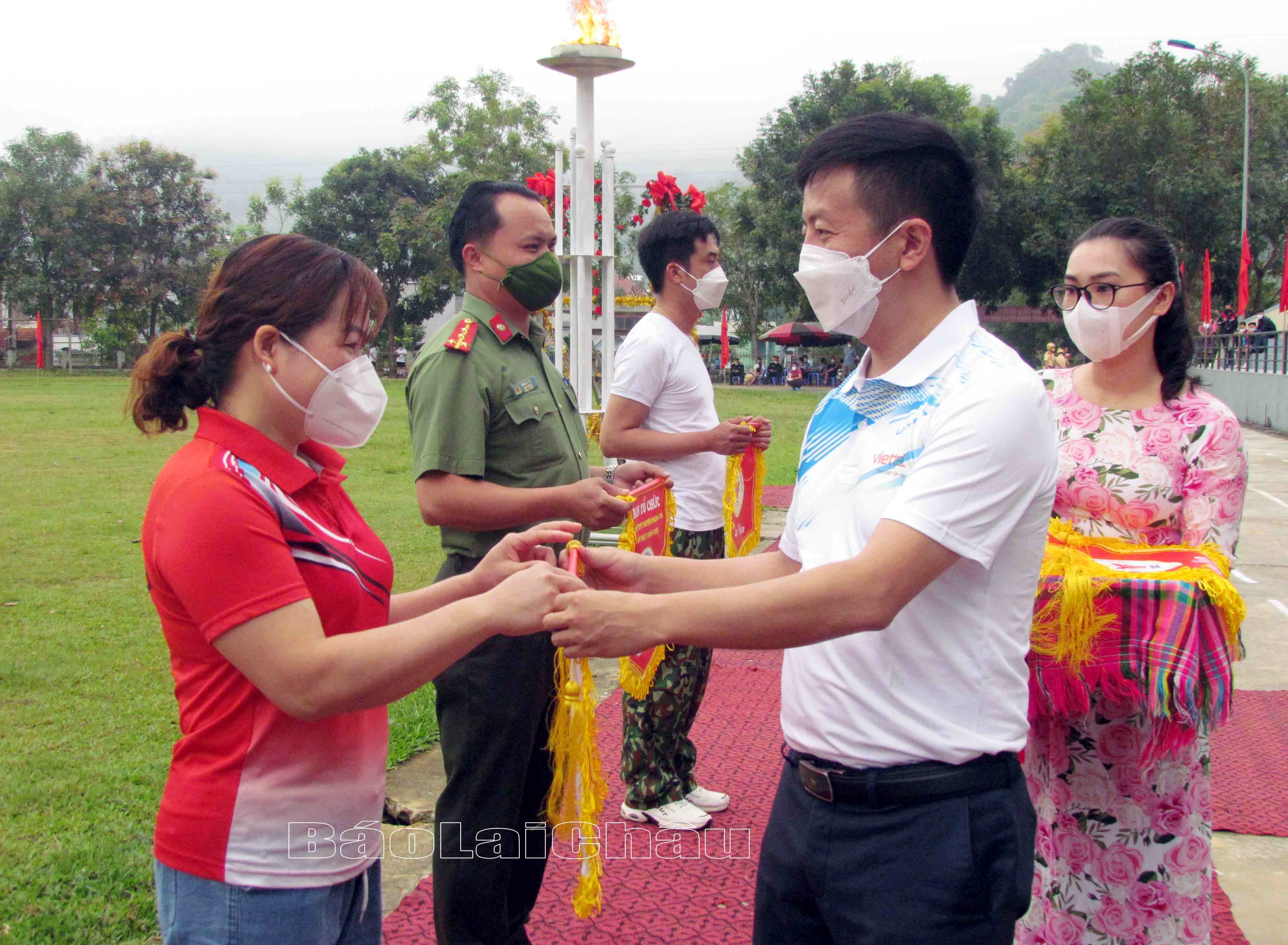 Đồng chí Sùng A Nủ - Bí thư Huyện ủy, Chủ tịch HĐND huyện Phong Thổ tặng cờ lưu niệm cho các đoàn tham gia Đại hội.